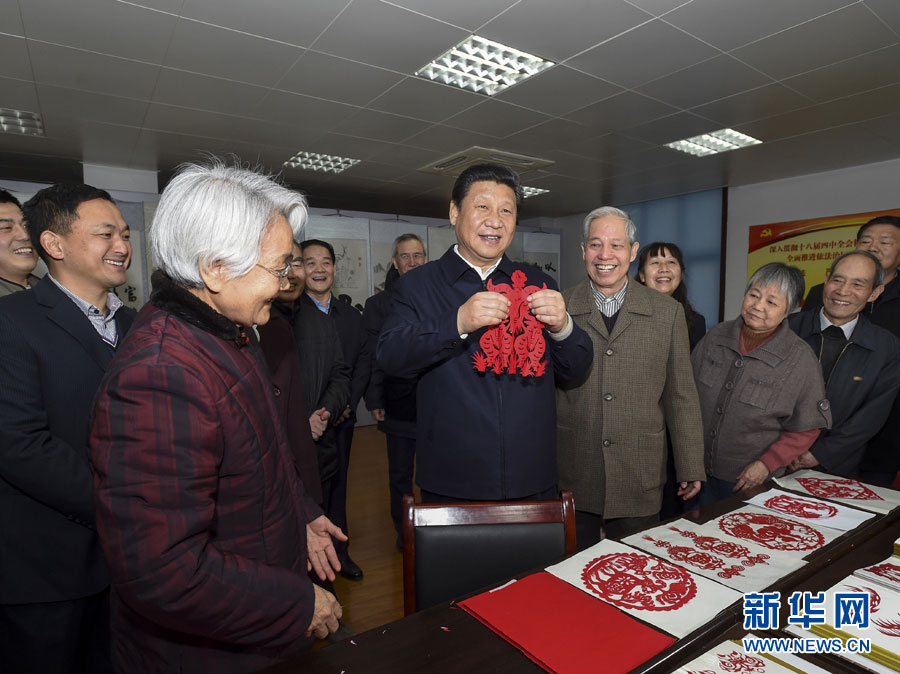 农历羊年春节来临之际,2月13日至16日,中共中央总书记、国家主席、中央军委主席习近平来到陕西,看望慰问广大干部群众,向全国各族人民致以新春祝福,祝伟大祖国繁荣昌盛、各族人民幸福安康。这是15日上午,习近平在西安市雁塔区电子城街道二〇五所社区服务中心,拿起一幅“三阳开泰”剪纸,祝愿全国各族人民新春愉快、羊年大吉,生活喜气洋洋,事业蒸蒸日上。新华社记者 李学仁 摄