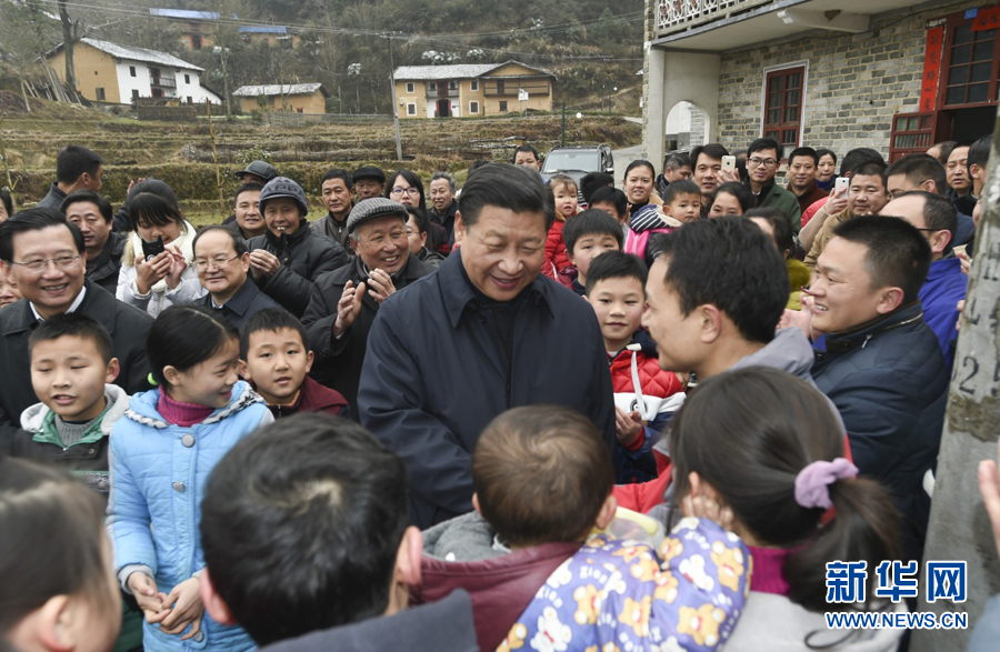 2月1日至3日,中共中央总书记、国家主席、中央军委主席习近平来到江西,看望慰问广大干部群众和驻赣部队。这是2月2日,习近平在井冈山市茅坪乡神山村给乡亲们拜年,祝乡亲们生活幸福、猴年吉祥。新华社记者谢环驰摄